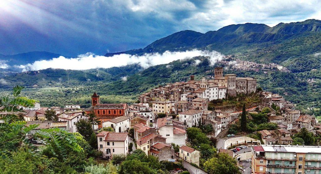 Roviano, centro a struttura concentrica, è disposto sul fianco meridionale del monte Sant’Elia sopra un breve ripiano che domina il fondovalle