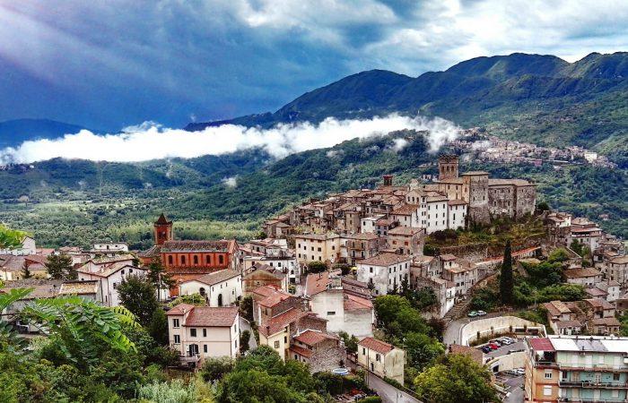 Roviano, centro a struttura concentrica, è disposto sul fianco meridionale del monte Sant’Elia sopra un breve ripiano che domina il fondovalle