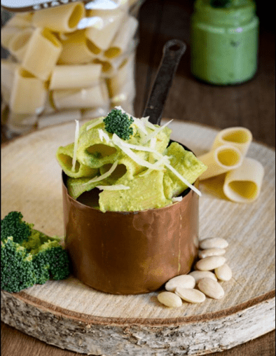 Rigatoncini  integrali con broccoli,  mandorle e curcuma