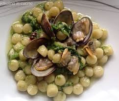 Gnocchi di patate alle due farine con vongole e cime di rapa